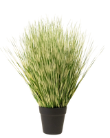 Kunstgræsplanten Zebra 55 cm har lange, tynde grønne og hvidbrogede græslignende blade i en simpel sort potte, mod en almindelig hvid baggrund.