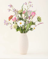 Silke kunstige blomsterbuketten Pink Bloom Vibes er et smukt vasearrangement af silkeblomster, der bringer varig elegance til ethvert rum.