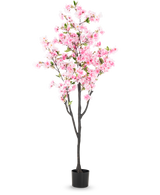 Artificial Cherry Blossom 180 cm pink har lyserøde blomster og grønne blade i en lille sort potte, mod en almindelig hvid baggrund.