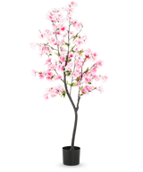 Den kunstige kirsebærblomst 150 cm pink har lyserøde silkeblomster og grønne blade i en sort potte, mod en almindelig hvid baggrund.