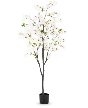 Den kunstige kirsebærblomst 180 cm hvid er et højt kunstigt træ med flere mørkebrune grene, hvide blomster og grønne blade i en simpel sort potte, mod en almindelig hvid baggrund.