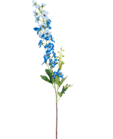 Den kunstige blomst Delphinium 79 cm blå har en enkelt lang stilk med blå blomster i bundter og grønne blade mod en hvid baggrund. Blomsterne spænder fra lys til dyb blå langs toppen af stilken.