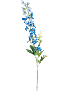 Den kunstige blomst Delphinium 79 cm blå har en enkelt lang stilk med blå blomster i bundter og grønne blade mod en hvid baggrund. Blomsterne spænder fra lys til dyb blå langs toppen af stilken.