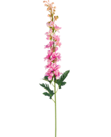 En enkelt kunstig blomst Delphinium 79 cm pink blomst med grønne, dybt fligede blade, isoleret på en hvid baggrund.