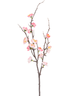 Den kunstige gren Prunus 78 cm pink har en enkelt mørkebrun gren med mindre skud, dekoreret med lyserøde og hvide kirsebærblomster og grønne knopper, mod en almindelig hvid baggrund.