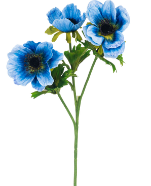 Den kunstige blomsteranemone dobbelt 56 cm blå har en enkelt grøn stilk med tre blå anemoneblomster og flere grønne blade, afbildet mod en almindelig hvid baggrund.