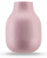 Vase Botan 22 cm old pink er en lys pink keramik vase med en rund base, smal hals og lodret ribbet tekstur på den øverste halvdel. Den matte, glatte finish gør den ideel til moderne møbler.