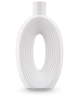 Vasen Soft Bloom 27 cm off-white er en moderne keramisk vase med en oval form, koncentriske ribber, en hul midte, glat finish og en lille cylindrisk hals - ideel til at vise kunstige silkeblomster.