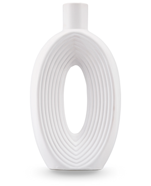 Vasen Soft Bloom 27 cm off-white er en moderne keramisk vase med en oval form, koncentriske ribber, en hul midte, glat finish og en lille cylindrisk hals - ideel til at vise kunstige silkeblomster.