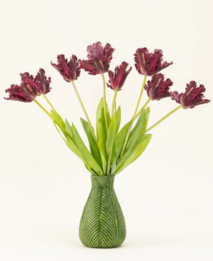 Silke kunstige blomsterbuketten French Parakeet Tulip lilla har mørkelilla, frynsede tulipaner med lange grønne stængler i en vase med grønne blade motiv, hvilket skaber en slående visning mod en hvid baggrund.