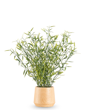 Den Kunstige Plante Bambus 43 cm har grønbladet bambus med slanke stængler i en lys trækrukke, mod en almindelig hvid baggrund.
