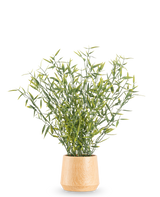 Den Kunstige Plante Bambus 43 cm har grønbladet bambus med slanke stængler i en lys trækrukke, mod en almindelig hvid baggrund.