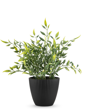 En kunstig plante Bambus 28 cm, en bladgrøn potteplante med lange, slanke blade, nogle med gul spids, vokser i en lodret ribbet sort potte mod en almindelig hvid baggrund.