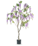 Artificial Wisteria 180 cm-planten har en snoet stamme med naturtro klaser af lilla blomster og grønne blade mod en hvid baggrund.