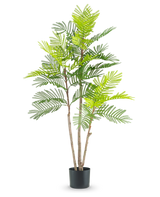 Den kunstige bregneplante 120 cm har flere slanke brune stængler og frodige grønne bregne-lignende blade, i en lille sort potte mod en almindelig hvid baggrund.