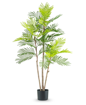 Den kunstige bregneplante 120 cm har flere slanke brune stængler og frodige grønne bregne-lignende blade, i en lille sort potte mod en almindelig hvid baggrund.