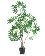 Den kunstige plante Hamp Cannabis Blade 120 cm er en høj kunstig plante i en potte med flere tynde grene og klaser af store grønne blade med takkede kanter mod en almindelig hvid baggrund.