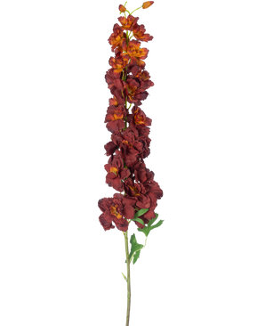 Den kunstige blomst Delphinium 105 cm bordeaux har en lang, enkelt stilk med flere mørkerøde og orange kunstige blomster og grønne blade, isoleret på en hvid baggrund.