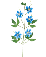 Artificial Flower Clematis dobbelt 82 cm blå har en enkelt vinstokke med fem levende blå blomster og flere grønne blade, smukt vist mod en almindelig hvid baggrund.