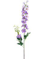 Den kunstige blomst Delphinium 79 cm lilla har en enkelt grøn stilk med flere lyslilla og lilla blomster, gule hjerter og grønne blade på en almindelig hvid baggrund.
