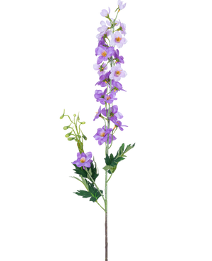 Den kunstige blomst Delphinium 79 cm lilla har en enkelt grøn stilk med flere lyslilla og lilla blomster, gule hjerter og grønne blade på en almindelig hvid baggrund.