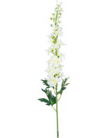 Den kunstige blomst Delphinium 79 cm hvid har en lang hvid delphinium stilk med flere blomster og grønne blade, isoleret på en hvid baggrund.