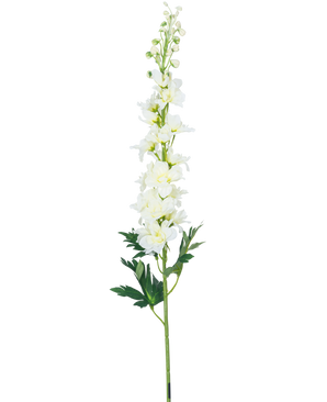 Den kunstige blomst Delphinium 79 cm hvid har en lang hvid delphinium stilk med flere blomster og grønne blade, isoleret på en hvid baggrund.