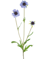 Den kunstige blomst Scabiosa 63 cm blå har en enkelt grøn stilk med tre grene, hver kronet med en lys lilla-blå, tusindfrydlignende blomst og mørke, aflange grønne blade i midten, alt sammen mod en almindelig hvid baggrund.