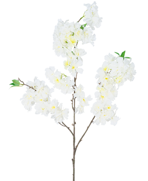 Den kunstige kirsebærblomst 106 cm hvid har en enkelt brun gren med bundter af hvide kunstige kirsebærblomster og små grønne blade, mod en almindelig hvid baggrund.