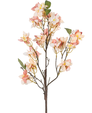 Artificial Flower Blossom 60 cm pink har en enkelt kunstig stilk med bundter af lyserøde og cremefarvede blomster, små gule hjerter og grønne blade mod en hvid baggrund.