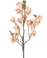 Artificial Flower Blossom 60 cm pink har en enkelt kunstig stilk med bundter af lyserøde og cremefarvede blomster, små gule hjerter og grønne blade mod en hvid baggrund.