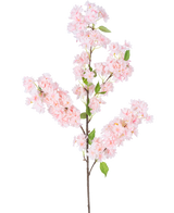 Artificial Cherry Blossom 100 cm pink har en lang brun stilk, bundter af lys pink kirsebærblomster og grønne blade mod en hvid baggrund.