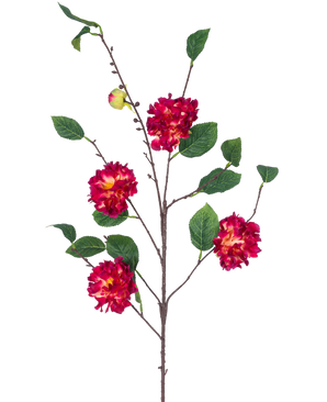 Den kunstige blomst japansk kamelia 95 cm vinrød har en brun gren med grønne blade, klaser af levende vinrøde og gule blomster og en lille lukket knop, alt sammen mod en hvid baggrund.