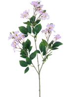 En enkelt kunstig blomst Lagerstroemia 92 cm lilla med bundter af lyse lilla blomster og flere grønne blade, mod en almindelig hvid baggrund.