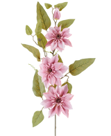 En stilk af den kunstige blomst Clematis 81 cm gammel pink, med tre gamle pink klematis blomster, en lukket pink knop og flere grønne blade, mod en hvid baggrund.