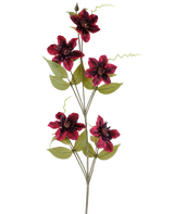 En enkelt kunstig blomst Clematis 78 cm bordeaux, en kunstig stilk, består af fem dybrøde bordeaux-farvede blomster med mørke centre, omgivet af grønne blade og krøllede ranker, mod en almindelig hvid baggrund.