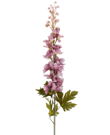 En enkelt stilk af Artificial Flower Delphinium 79 cm lilla med flere lilla-tonede lyserøde og lilla blomster, der blomstrer opad, fremhævet af grønne blade, afbilledet mod en hvid baggrund.