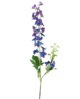 En enkelt høj kunstig blomst Delphinium, der måler 79 cm med en lilla stilk, med små, livlige lilla og blå blomster og grønne blade mod en almindelig hvid baggrund.