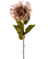 Artificial Flower Protea 65 cm lilla er en enkelt kunstig blomst i form af en protea, med en rund klase af lilla, spidse kronblade, grønne blade og en lang stilk, afbildet mod en almindelig hvid baggrund.