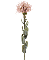 En enkelt stilk af Artificial Flower Protea 61 cm lilla, med ovale grønne blade og en rund, spids lys lilla-lyserød blomst i toppen, afbilledet mod en almindelig hvid baggrund.