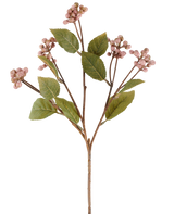 En enkelt lilla kunstig blomst vildbærstængel, 53 cm høj, med flere grene, der bærer bundter af små, runde lilla bær og flere ovale grønne blade mod en hvid baggrund.