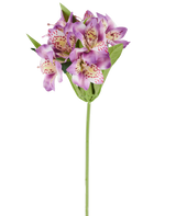 En enkelt kunstig Alstroemeria-blomst på 47 cm, lilla i farven, med flere lilla blomster med lyserøde pletter, grønne blade og en grøn stilk, fotograferet mod en hvid baggrund.