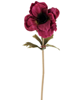En enkelt kunstig anemoneblomst på 38 cm i bordeauxrød, med lagdelte mørkerosa kronblade, et mørkt hjerte, grønne blade og en lang, slank stilk, afbildet mod en almindelig hvid baggrund.
