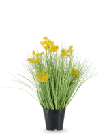 De kunstige græsrodsblomster Løggræs er anbragt i en sort plastikpotte med lange, tynde, græslignende blade og klaser af små, klare gule blomster i spidserne. Den kunstige plante er 50 cm høj, brandhæmmende og står på en almindelig hvid baggrund.