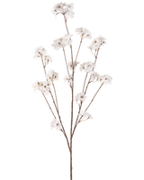 Artificial Flower Cherry Blossom 130 cm cremen har en enkelt brun stilk, der forgrener sig i flere tynde stilke, hver dekoreret med bundter af små, sarte cremekirsebærblomster på en almindelig hvid baggrund.