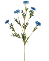 Den Kunstige Blomst Pompon Chrysanthemum 69 cm blå har en enkelt grøn stilk med flere grene, seks blå kunstige blomster med gule hjerter og smalle grønne blade, alt sammen på en hvid baggrund.