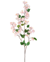 Artificial Flower Peach Blossom 140 cm pink er en kunstig gren med lyserøde ferskenblomster og grønne blade på slanke brune stængler, afbildet isoleret mod en hvid baggrund.