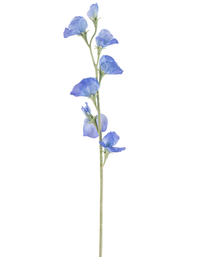 Den kunstige blomsterært 64 cm blå har en enkelt slank grøn stilk med flere sarte blå blomster og grønne knopper spredt langs dens længde, mod en almindelig hvid baggrund.