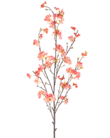 Den kunstige blomsterkirsebærblomst 150 cm fersken har en enkelt høj gren med flere tynde stængler, dekoreret med klynger af små lyserøde og røde blomster og et par grønne blade, mod en almindelig hvid baggrund.