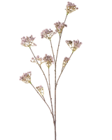 The Artificial Flower Baby's Breath 112 cm lilla har en slank stilk med flere grene, hver dekoreret med bundter af sarte lyse lilla blomster, mod en almindelig hvid baggrund.